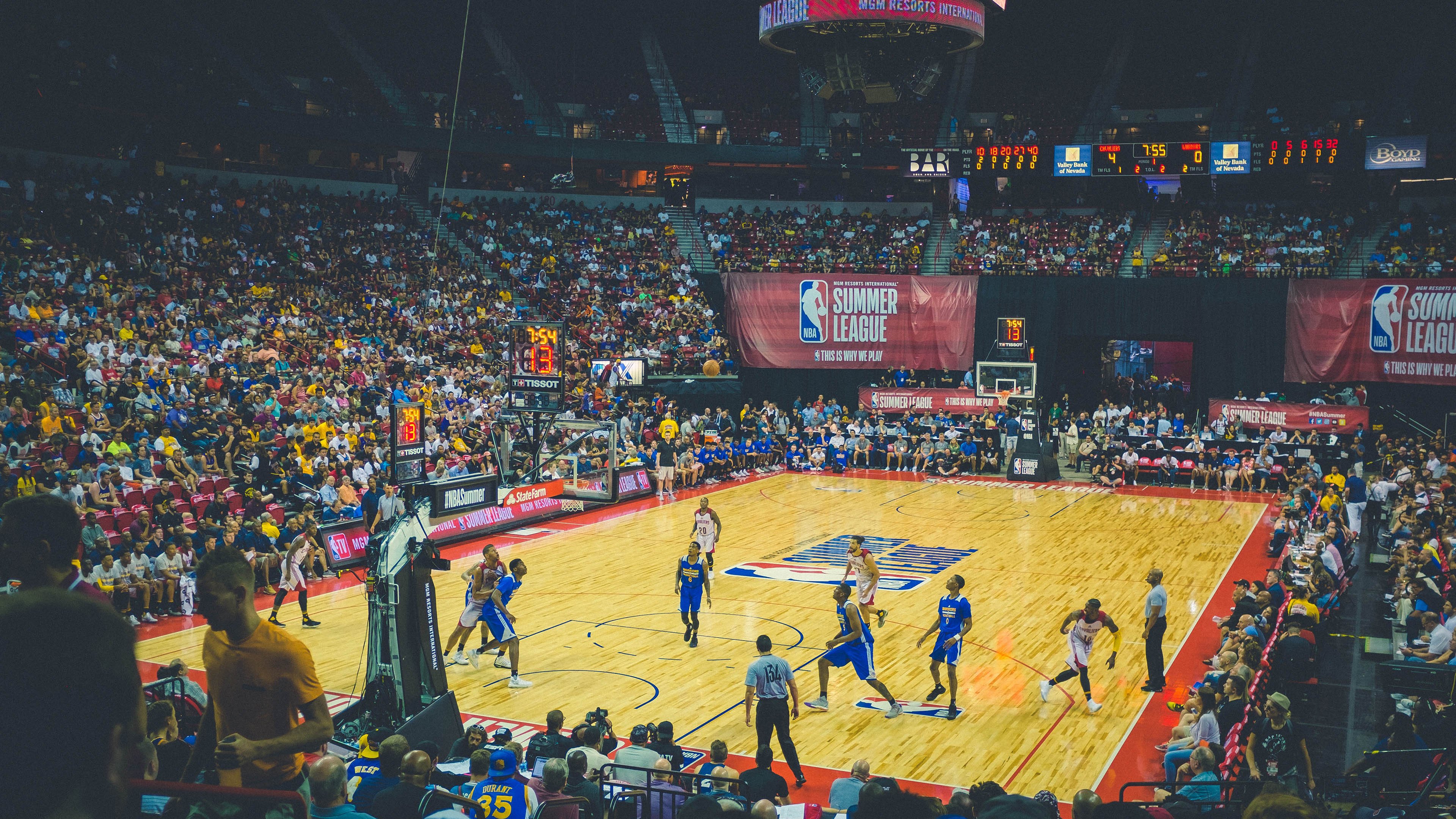 开云体育网页登陆-_城市天台：高楼顶部举办的惊险网球比赛_，楼顶网球场效果图