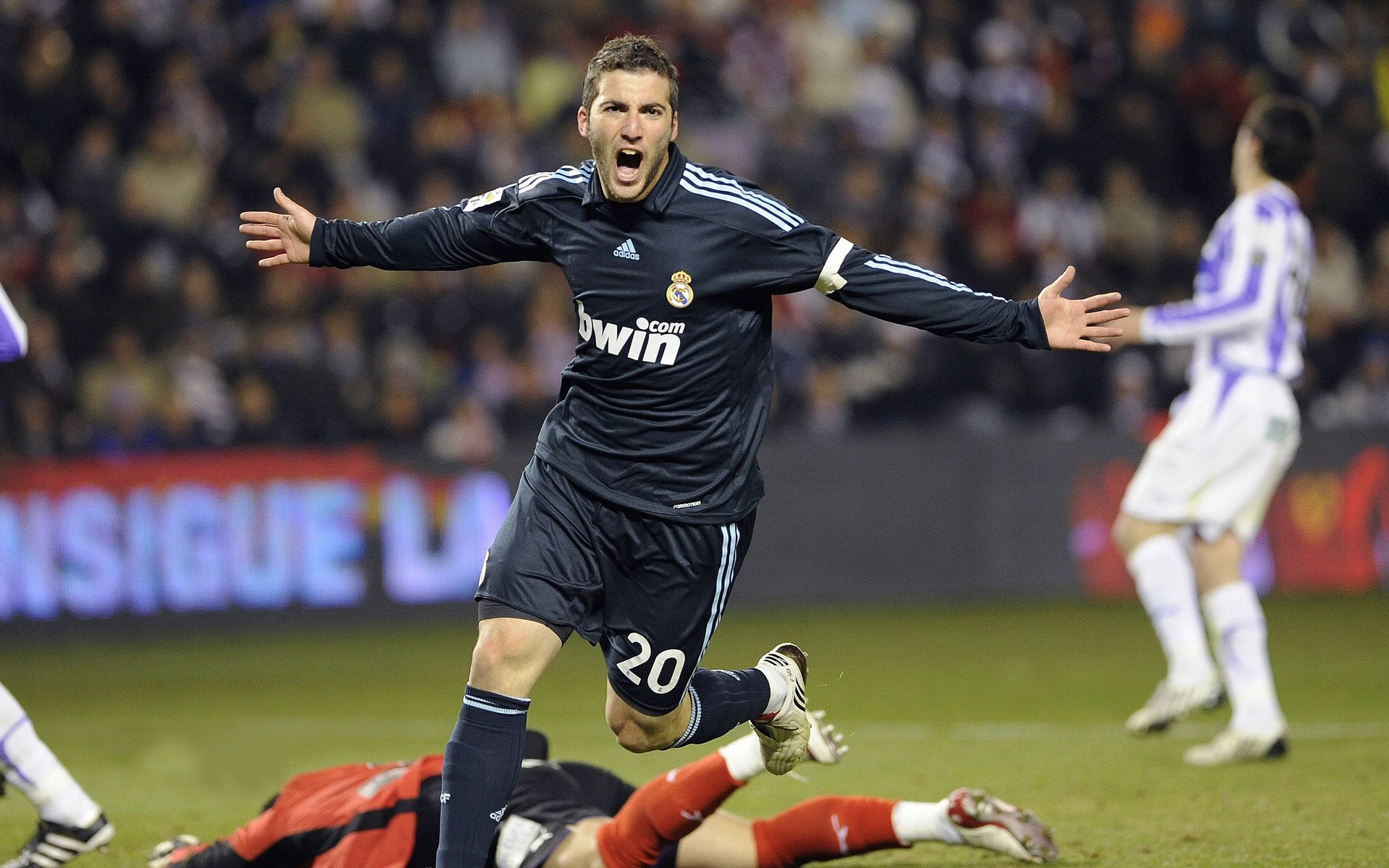 _城市天空漂移：在高楼间追逐速度_，漂浮在城市的天空